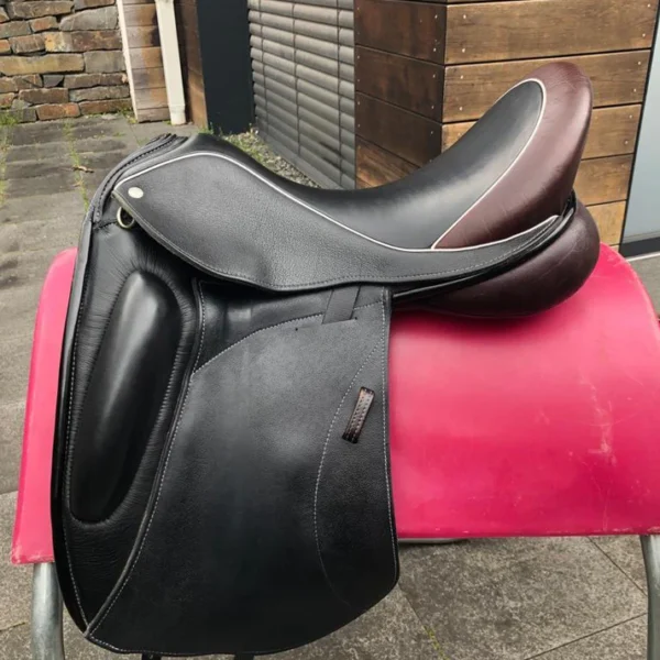Custom Icon Alpha 18" Schwarz Dressursattel